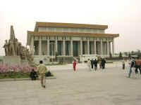 002-TS-Mao's-tomb.jpg (27038 bytes)