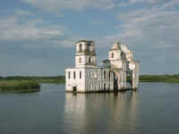 19-06-flooded-church.jpg (104334 bytes)