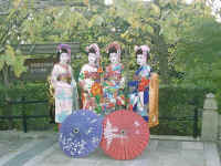 14-06-kiyomizu-geishas.jpg (136399 bytes)