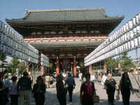 16-16-asakusa-temple.jpg (120313 bytes)