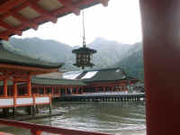 24-10-miyajima-shrine.jpg (79835 bytes)