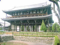 28-08-tofukuji-gate.jpg (122585 bytes)