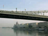 10-02-05_parliament-bridge.JPG (110318 bytes)