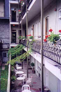 02-courtyard.jpg (33354 bytes)