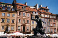 013-mkt-statue.jpg (39593 bytes)