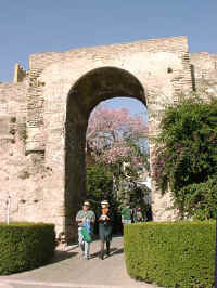 021-alcazar gate.jpg (45759 bytes)