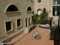 courtyard.jpg (14497 bytes)