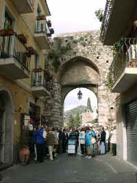 089-Catania-Gate.jpg (23052 bytes)