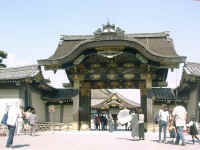 13-06-nijo-gate.jpg (90137 bytes)