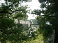 13-12-nijo-moat.jpg (132542 bytes)