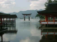24-13-miyajima-otorii.jpg (72395 bytes)