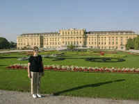 09-20-02_Schbrn-Jane-garden.JPG (101945 bytes)